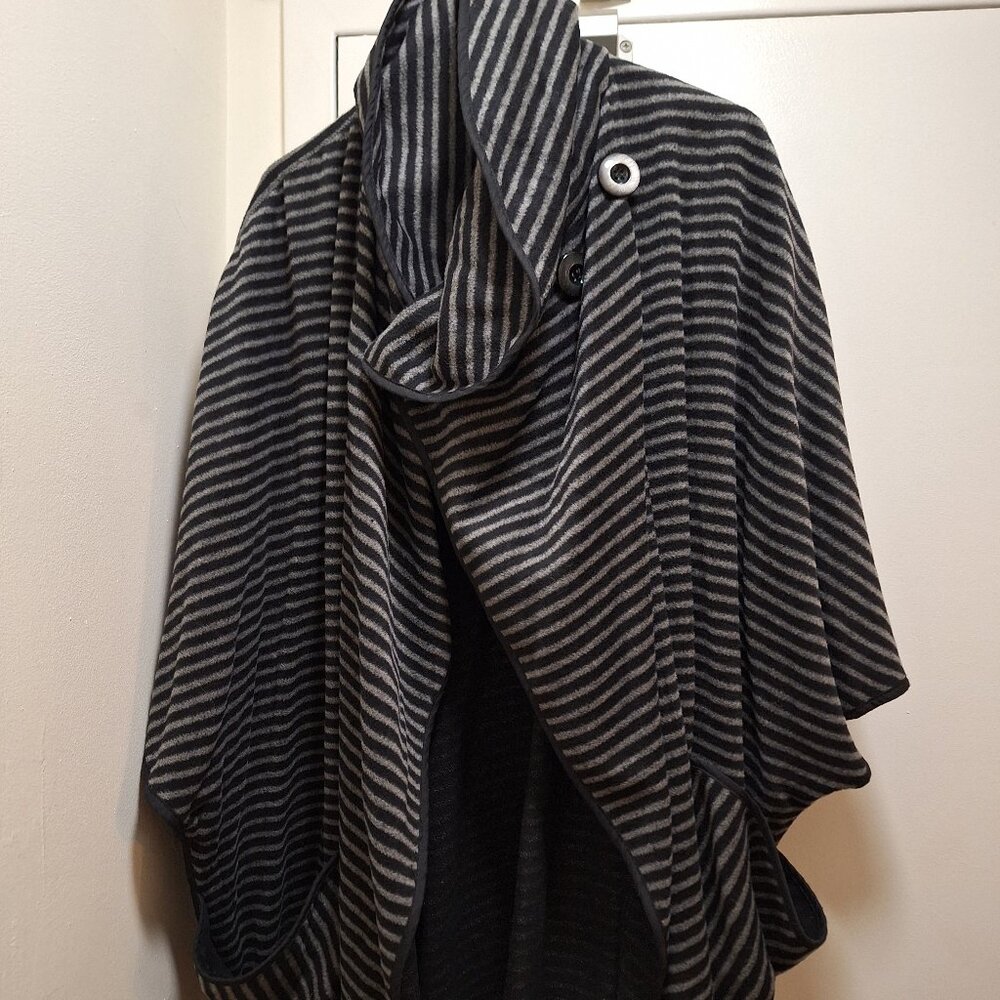 BLACK AND GRAY  WOOL SWARL.